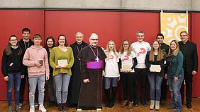 Bischof Gregor Maria Hanke und die Gewinnergruppen