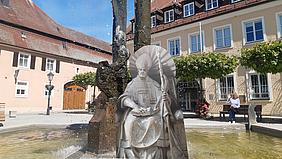 Pappfigur des heiligen Willibald.